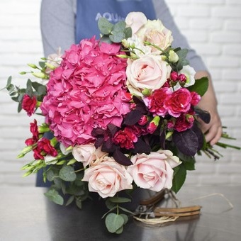 GÉNÉREUX BOUQUET D'HORTENSIA GÉNÉREUX BOUQUET D'HORTENSIA