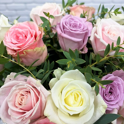 Roses françaises pastel en gros plan brasee-de-roses-francaises